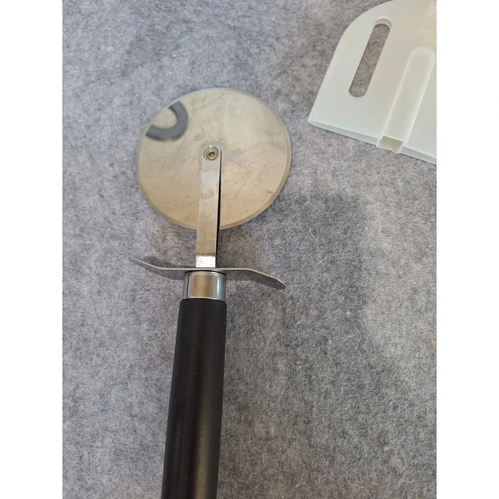 Pampered Chef Pizza Cutter Black Handle Stainless Steel Wheel with Blade Guard
